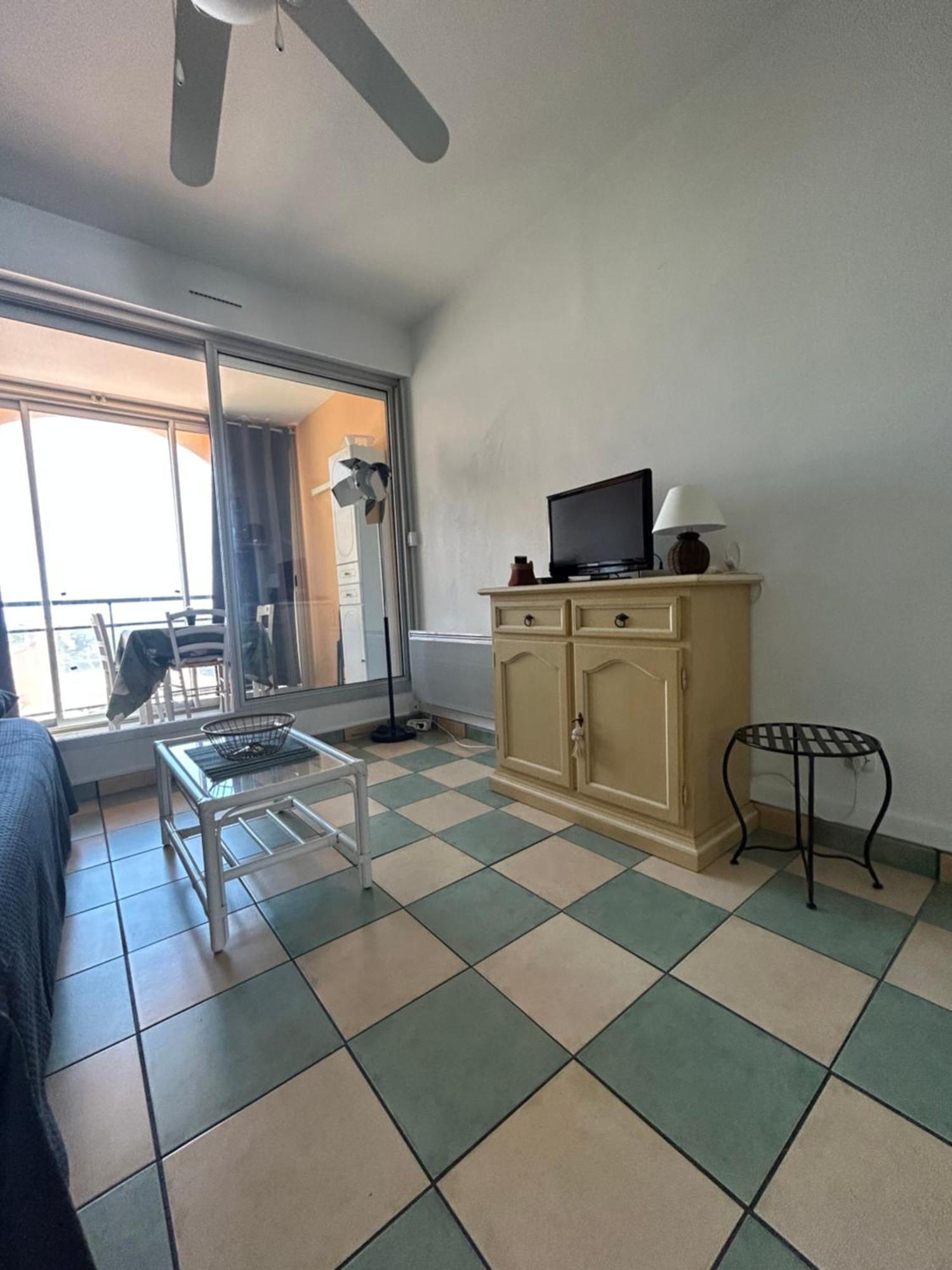 Studio Vue Mer Situe A Cote De La Plage Quartier Des Quilles Sete Exterior photo